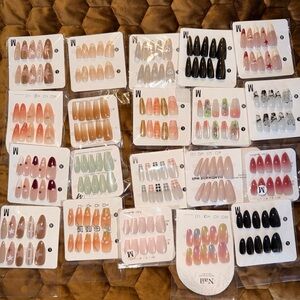Assorted Press-On Nail Set of 20. Size medium.